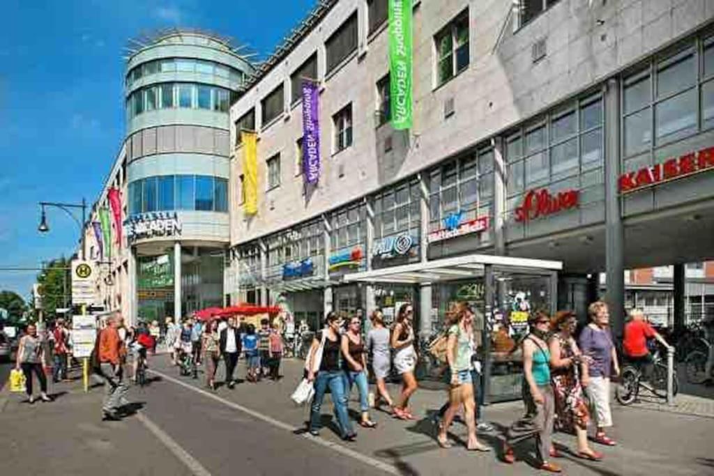 33 M Schoenhauser Allee