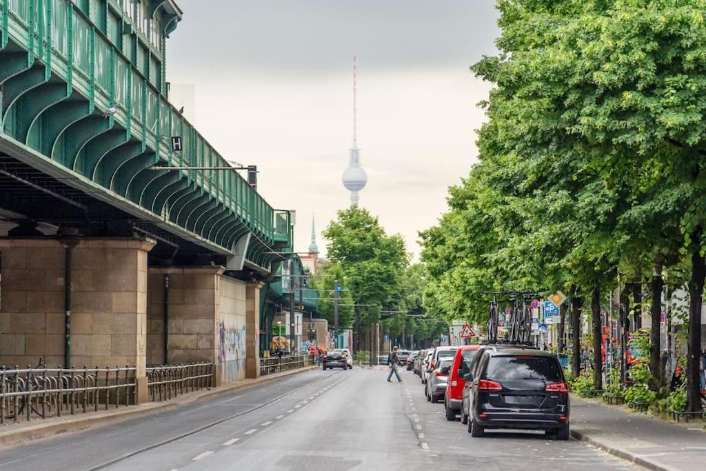 33 M Schoenhauser Allee